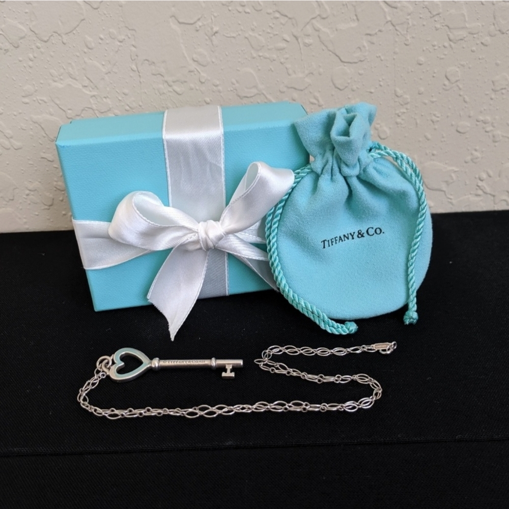 TIFFANY & CO. HEART KEY PENDANT AND OVAL CHAIN